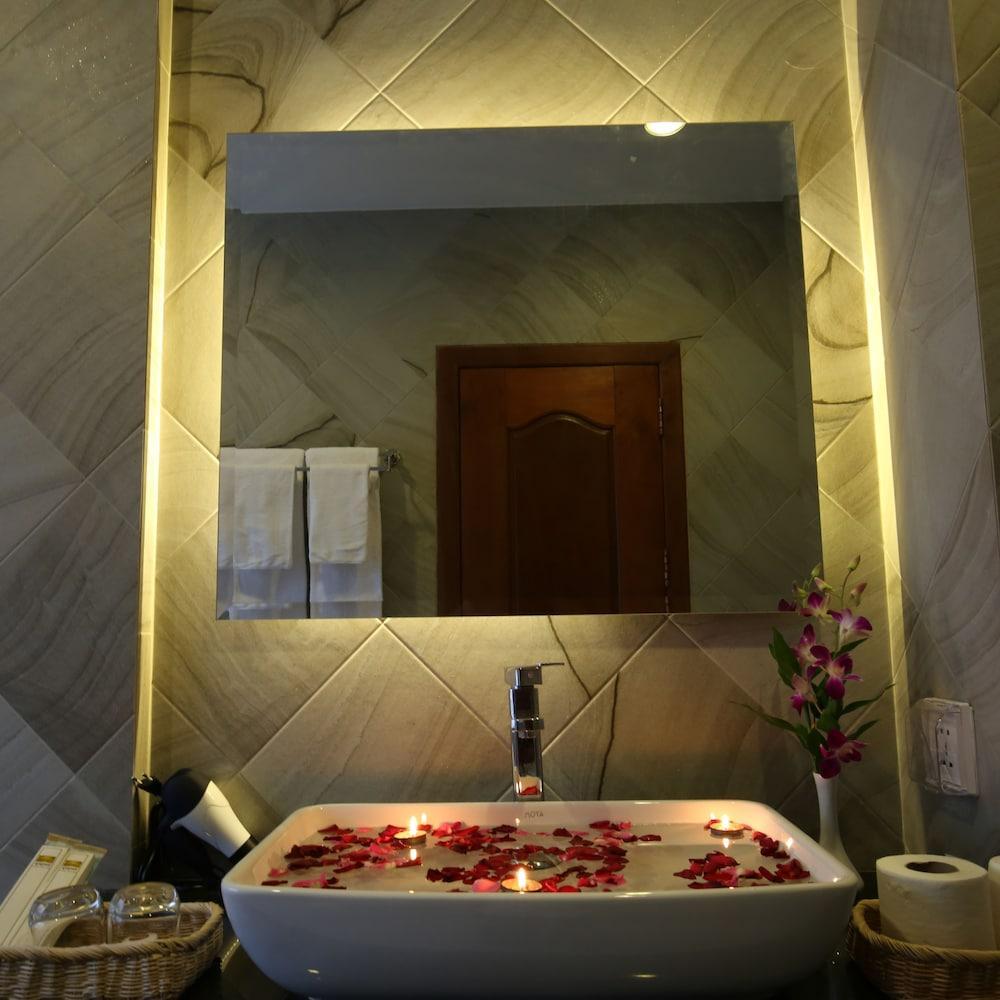 Holy Angkor Deluxe Hotel Siem Reap Bagian luar foto
